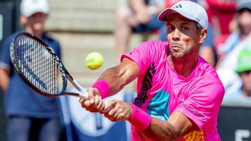 Fernando Verdasco devuelve una bola durante el torneo de Estocolmo.