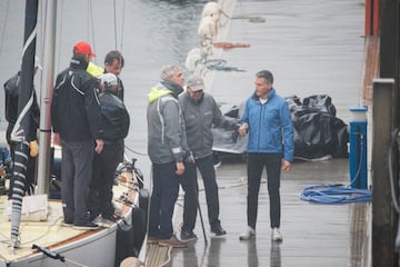 Juan Carlos I tras bajar del 'Bribn' despus de navegar durante la ma?ana. 