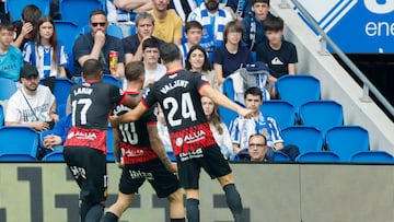 SAN SEBASTIÁN, 12/04/2025.-Sergi Darder (c) del Mallorca celebra tras anotar un gol, segundo del equipo, durante el encuentro que disputan este sábado en el estadio de Anoeta, Real Sociedad y Mallorca, correspondiente a la jornada 31 de LaLiga EA Sports. EFE/ Javier Etxezarreta
