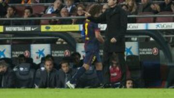 Puyol es sutitu&iacute;do durante un partido en el Camp Nou.
