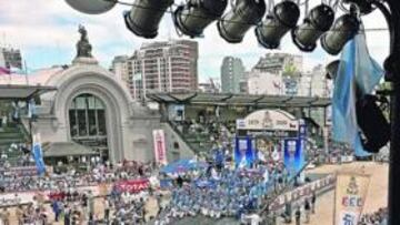 <b>EL SUEÑO CUMPLIDO. </b>En Buenos Aires el podio se montó en La Rural, una especie de feria de ganado donde los afi cionados acudieron de forma multitudinaria.