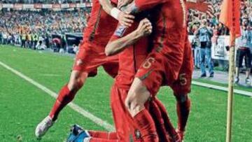 <b>EUFORIA. </b>Los jugadores portugueses, con Pepe al fondo, celebran el gol de Bruno Alves.