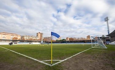 El terreno de juego es de césped natural.