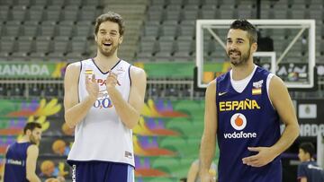 GRA184. GRANADA 04/09/2014.- El pívot de la selección española de baloncesto Pau Gasol (i) aplaude una canasta de su compañero el escolta Juan Carlos Navarro (d) durante el entrenamiento de hoy, jueves 4 de septiembre de 2014, en el Palacio de los Deportes de Granada, preparatorio de su partido de esta noche ante Serbia del grupo A en la Copa del Mundo de Baloncesto. EFE/Jorge Zapata