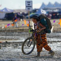 What caused the flooding and the mud at Burning Man festival in Nevada?
