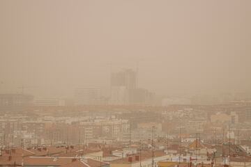 Madrid se ha despertado con un fenómeno meteorológico inusual generado por una elevada cantidad de polvo en suspensión proveniente del Sáhara. Un fenómeno que ha provocado una disminución en la calidad del aire así como arena en las calles, un cielo de tonos rojizos y subida de temperaturas. La situación estará extendida por toda la península durante el día de hoy.