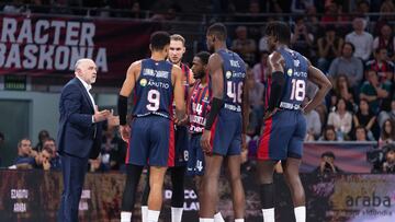 Pablo Laso habla con sus jugadores en el partido de Euroliga ante el Real Madrid.