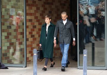 Dani Alves sale caminando de la prisi車n Brians 2 de Barcelona junto a su abogada, In谷s Guardiola, tras obtener la libertad provisional a la espera de las reclamaciones por el resultado de la sentencia que le conden車 el pasado mes de febrero, a cuatro a?os y medio de c芍rcel por violar a una joven en los lavabos de la discoteca Sutton de Barcelona la noche del 30 de diciembre de 2022.