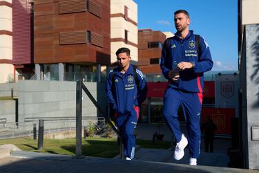 Yéremy Pino y Unai Simón.