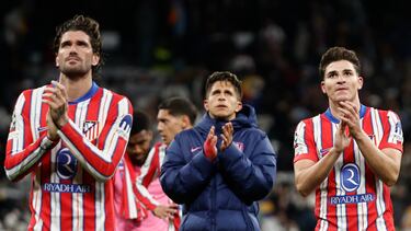 De Paul, Giuliano y Julián Alvarez aplauden a la afición del Atlético que acudió al Bernabéu.