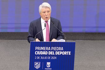 El presidente del Atlético de Madrid, Enrique Cerezo, interviene durante el acto simbólico de la primera piedra de la Ciudad del Deporte.