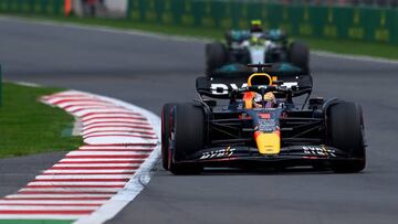 Max Verstappen y Lewis Hamilton al fondo, durante el GP de F1 de México en el Autódromo Hermanos Rodríguez