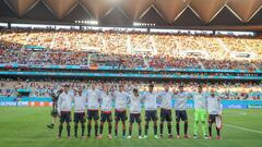 Formaci&oacute;n del equipo de Espa&ntilde;a mientras escucha el himno espa&ntilde;ol antes del partido ante Polonia.
 