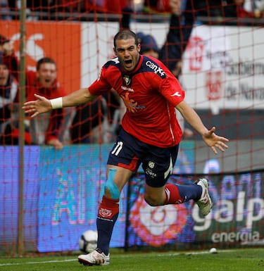 Conocido como El Rifle, por su potente disparo, el delantero uruguayo llegó a Osasuna en 2007 para permanecer cuatro temporadas en el conjunto navarro. Apasionado de los coches era habitual que acudiera a los entrenamientos en su camión. Tras su paso por Osasuna jugó en el Espanyol, el Villarreal y Atlético Baleares. Después regresó a Uruguay y colgó las botas en Suiza. Su sueño es poder entrenar algún día a Osasuna.