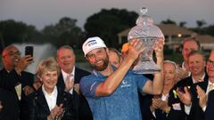 El golfista estadounidense Chris Kirk posa con el título de campeón del The Honda Classic en el PGA National Resort And Spa de Palm Beach Gardens, Florida.