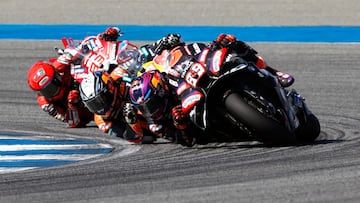 Jorge Martín con la Aprilia de MotoGP, por delante de Acosta y la Ducati de Marc Márquez.