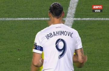El delantero de LA Galaxy, Zlatan Ibrahimovic, durante un partido con la camiseta mal serigrafiada.