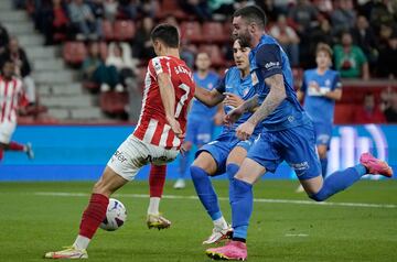 El canterano asturiano sigue en estado de gracia. Lo intentó de todas las maneras, pero el gol llegó gracias a un pase perfecto de Guille Rosas.