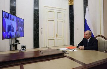El presidente ruso en una conversación con políticos regionales.
