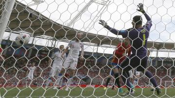 Spain 1-0 Czech Republic: King Felipe's joy at Piqué winner