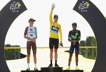 Chris Froome, escoltado en el podio final de París por Romain Bardet y Nairo Quintana.