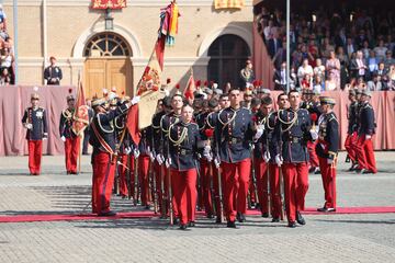 La Princesa Leonor durante la jura de bandera en el Patio de Armas de la Academia General Militar de Zaragoza.