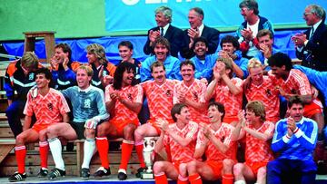 MUNICH, GERMANY - JUNE 25: EM 1988 Finale in Muenchen; UDSSR - HOLLAND 0:2 (UDSSR - HOL 0:2); TEAM/MANNSCHAFT HOLLAND mit dem EM-POKAL (Photo by Bongarts/Getty Images)