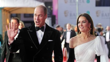 During their walk on the red carpet, Kate Middleton gave her husband a small “love tap”.