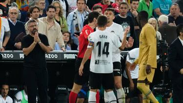 Gennaro Gattuso head coach of Valencia protest to referee during the La Liga Santander match between Valencia CF and FC Barcelona at Estadio Mestalla on October 29, 2022 in Valencia, Spain. (Photo by Jose Breton/Pics Action/NurPhoto via Getty Images)