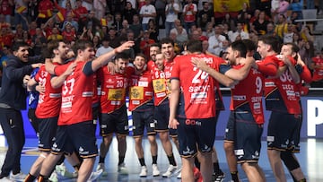 HUESCA, 11/05/2025.-Los jugadores de la seleccion española celebran su victoria tras el partido de la selección Española de balonmano contra la selección de Letonia, este domingo en Huesca.-EFE/ Javier Blasco