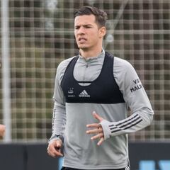 Santi Mina vuelve a entrenarse con el Celta tras enviar un burofax