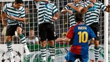 <b>SE LA HICIERON A INIESTA. </b>Leo Messi trató de sorprender al portero del Sporting en una falta directa que el ex azulgrana Fabio Rochemback cometió sobre el canterano del Barcelona Andrés Iniesta.