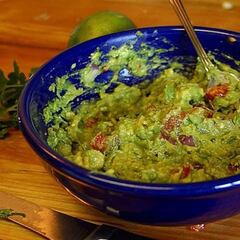 ¿Cómo conservar el guacamole para evitar que se ponga negro?