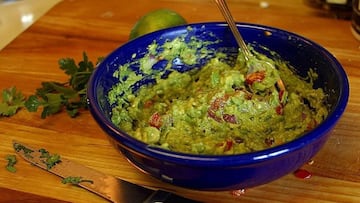 The Super Bowl is approaching and one of the most traditional and essential dishes for the game is guacamole. We share some tips for its preparation.