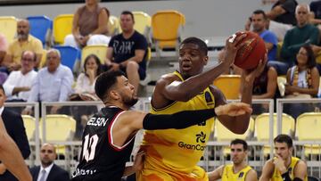 LAS PALMAS DE GRAN CANARIA, 26/10/2022.- El jugador del London Lions Luke Nelson (i) y el jugador del Gran Canaria Inglis (d) durante el partido de la tercera jornada de la Eurocopa que ambos equipos disputaron este mi¨¦rcoles en el Gran Canaria Arena, en Las Palmas de Gran Canaria. EFE/ Elvira Urquijo A.