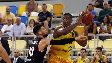 LAS PALMAS DE GRAN CANARIA, 26/10/2022.- El jugador del London Lions Luke Nelson (i) y el jugador del Gran Canaria Inglis (d) durante el partido de la tercera jornada de la Eurocopa que ambos equipos disputaron este miércoles en el Gran Canaria Arena, en Las Palmas de Gran Canaria. EFE/ Elvira Urquijo A.
