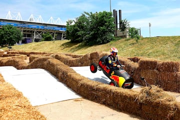 Max Verstappen se divierte participando en la 'Red Bull Unserious Race', una carrera de entretenimiento organizada por Oracle Red Bull Racing en las inmediaciones del circuito Gilles Villeneuve de Montreal durante los días previos al inicio del GP de Canadá y en la que participaron también Pérez, Ricciardo y Tsunoda.