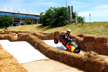 Max Verstappen se divierte participando en la 'Red Bull Unserious Race', una carrera de entretenimiento organizada por Oracle Red Bull Racing en las inmediaciones del circuito Gilles Villeneuve de Montreal durante los días previos al inicio del GP de Canadá y en la que participaron también Pérez, Ricciardo y Tsunoda.