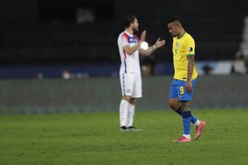 La selección de fútbol de Brasil recibió este viernes por la noche a Chile en el Olímpico Nilton Santos, por los cuartos de final de la Copa América. El resultado final fue de 1-0 a favor de la verdeamarela.