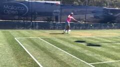 Rafa Nadal entrena sobre las pistas de hierba del Mallorca Open para preparar Wimbledon.