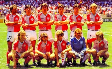 Selección danesa de 1986 con esta camiseta roja y blanca que va a encandilar en Málaga.