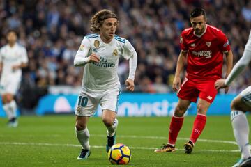 El centrocampista croata del Real Madrid Luka Modric disputa un balón con el jugador del Sevilla Pablo Sarabia