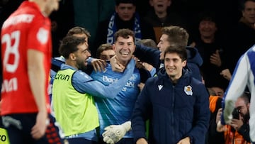SAN SEBASTIÁN, 13/01/2026.- Los jugadores de la Real Sociedad celebran la victoria con el guardameta Unai Marrero al finalizar el encuentro correspondiente a los octavos de final de la Copa del Rey que disputaron Real Sociedad y Atlético Osasuna hoy martes en el estadio de Anoeta, en San Sebastián. EFE/ Javier Etxezarreta.