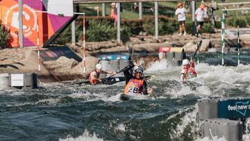 Las piragüistas españolas Maialen Chourraut, Leire Goñi y Laia Sorribes llegan a meta en la prueba del K1 por equipos de los Mundiales de Piragüismo Slalom de Penrith (Australia)