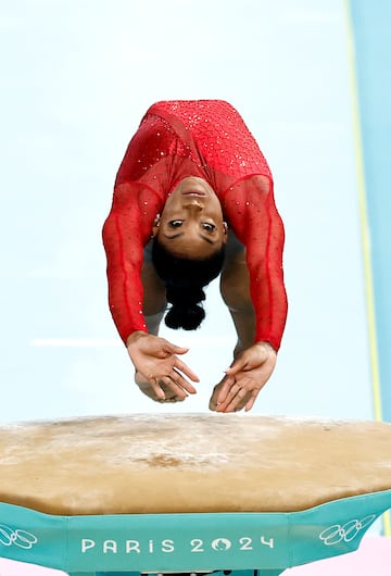 ¡Y ya van tres en los Juegos Olímpicos de París! La gimnasta estadounidense, con una puntuación total de 15.300, sube de nuevo a lo más alto de un podium. Esta vez, en la final de salto. La medalla de plata la ha obtenido la brasileña Rebeca Andrade y el bronce es para la estadounidense Jade Cary.