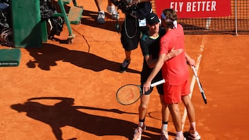 Stefanos Tsitsipas saluda a Jannik Sinner al final de su partido en Montecarlo.