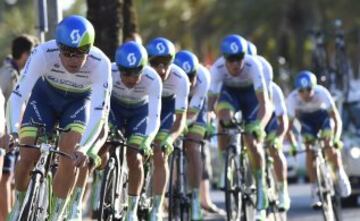 Los ciclistas del equipo Orica GreenEdge, durante la primera etapa de la Vuelta Ciclista a España 2014, que en su 69 edición ha comenzado con una contrareloj por equipos de 12 kilómetros en la ciudad gaditana de Jerez de la Frontera.  