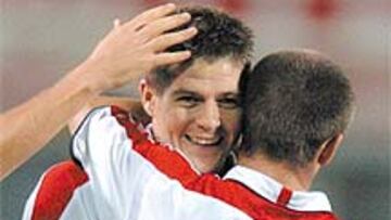 <b>BUENA QUÍMICA. </b>Gerrard y Owen formaron tándem en el Liverpool.