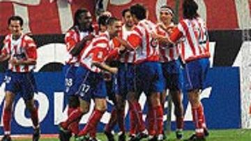 <B>PIÑA</B>. Los jugadores atléticos se felicitan con García Calvo que abrió el camino del triunfo.