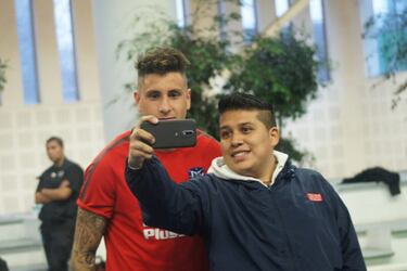 La lluvia condenó al Atlético a entrenar en cancha de básquet